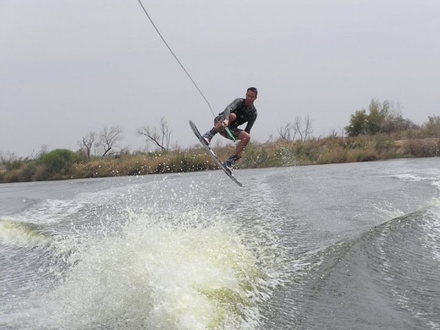Cogiendo vuelo en wakeboard